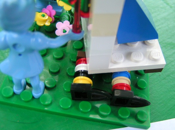 wizard_of_oz_-_dorothys_house_on_witch2.jpg