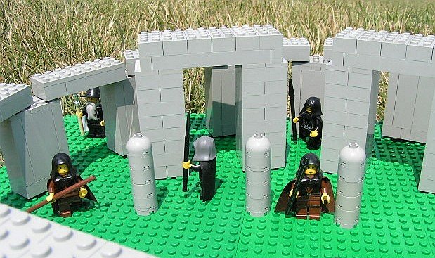 stonehengedruids2.jpg