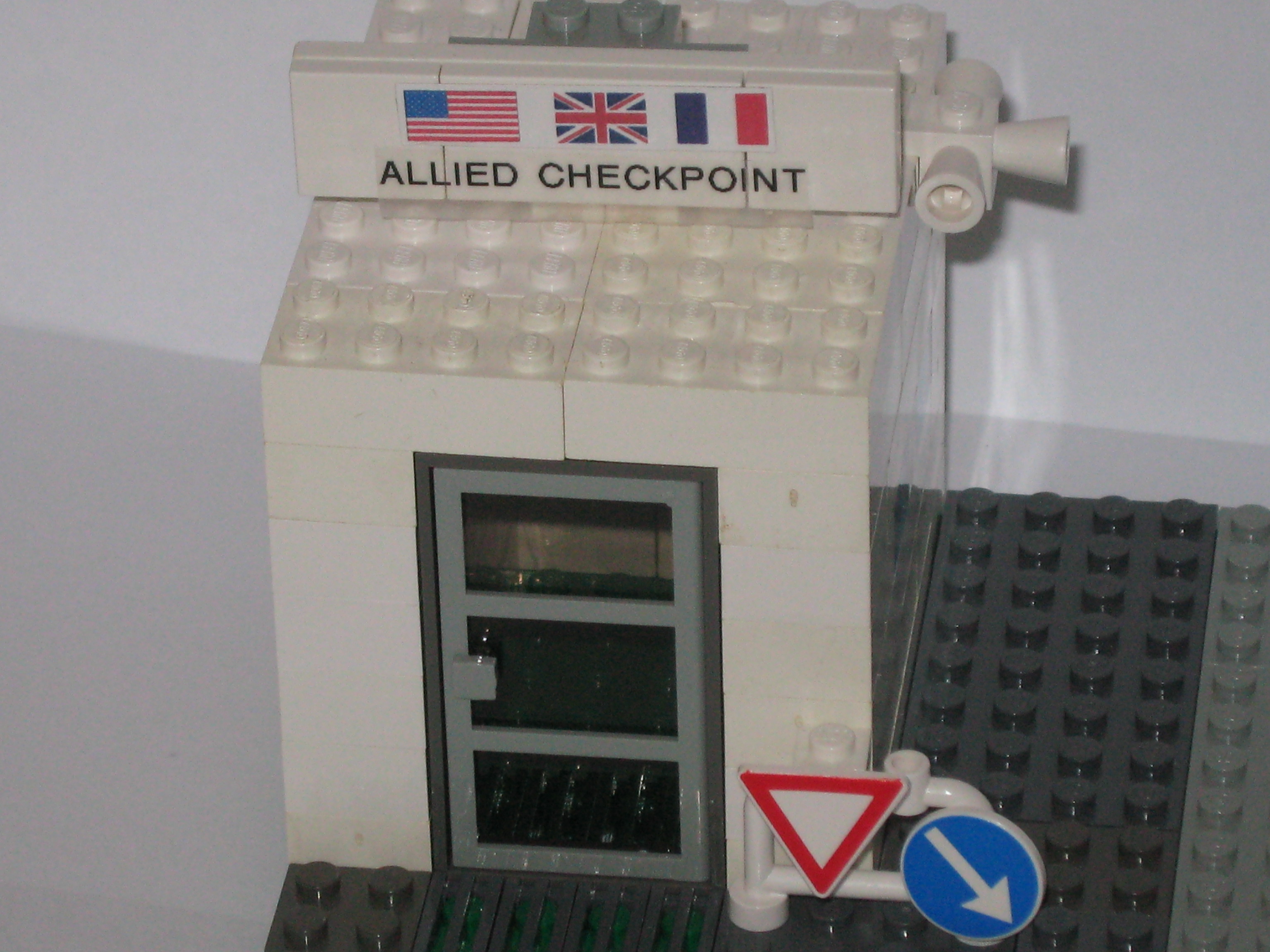 checkpoint_charlie_2.jpg