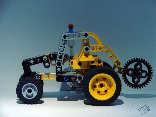 dzk_8270_model_1_traktor_foto2.jpg
