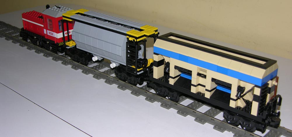 hopper_with_official_lego.jpg