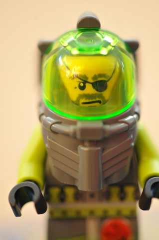 8075-minifig1withhelmet.jpg