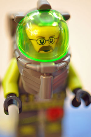 8075-minifig2withhelmet.jpg