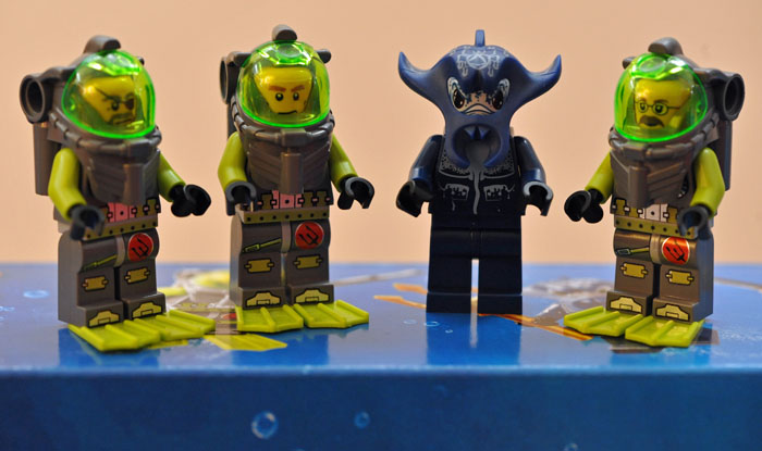 8075-minifigs.jpg