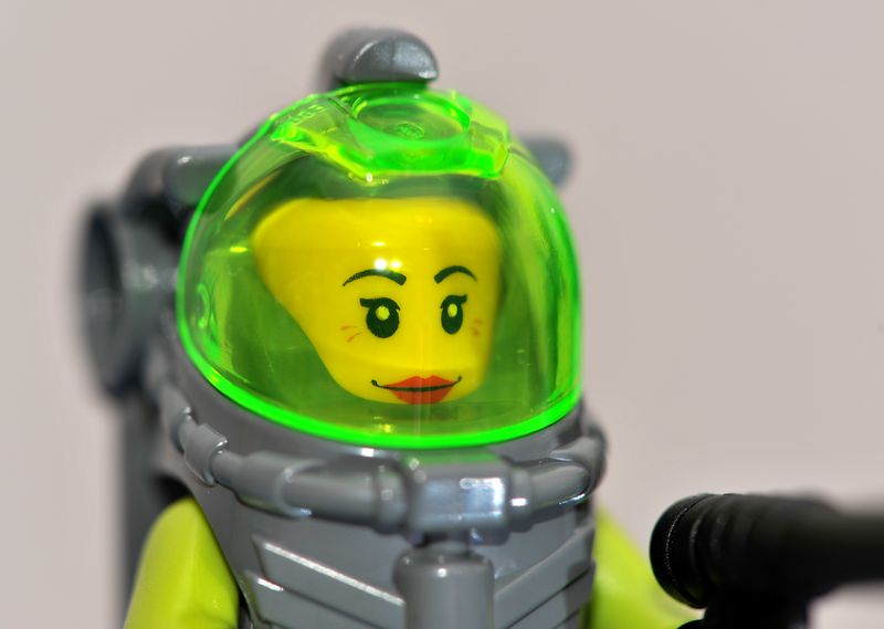 8078-minifig1-femalehead.jpg