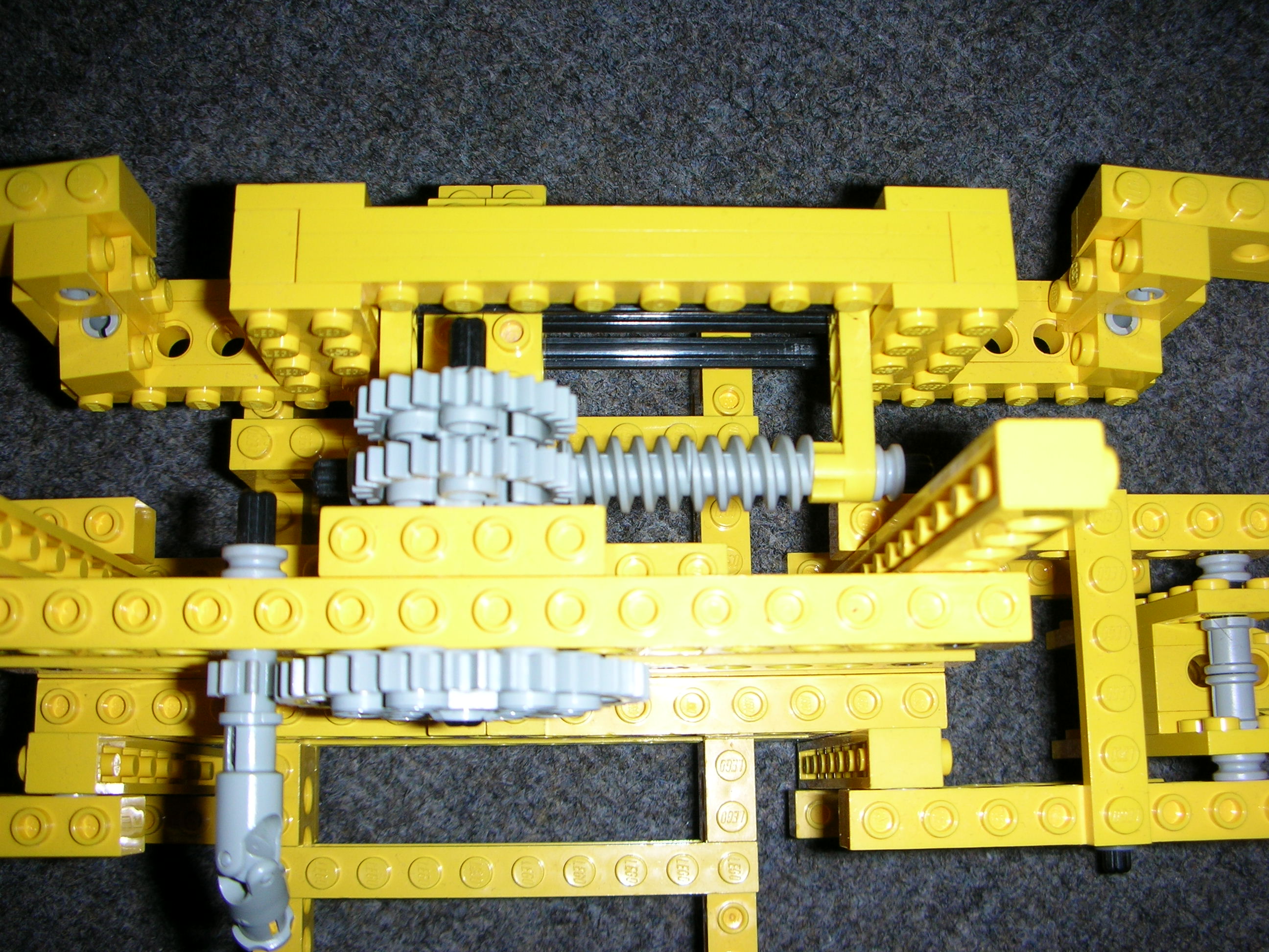 worm_gear_used_as_rack_n_pinion.jpg