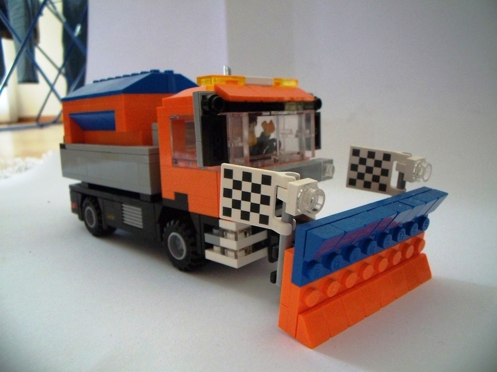 man_mit_schneepflug_und_salzer_1.jpg