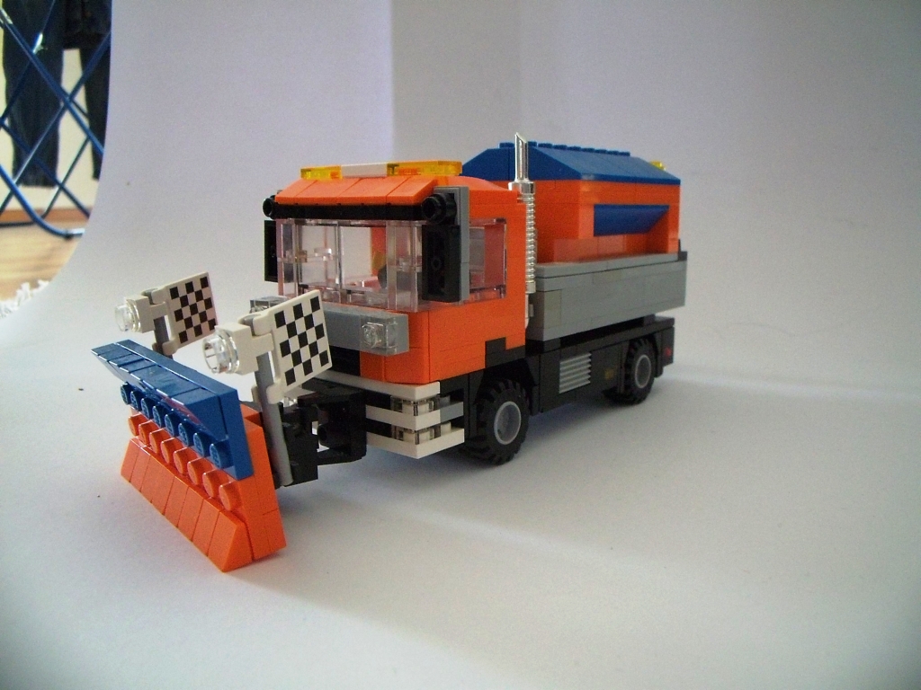man_mit_schneepflug_und_salzer_2.jpg