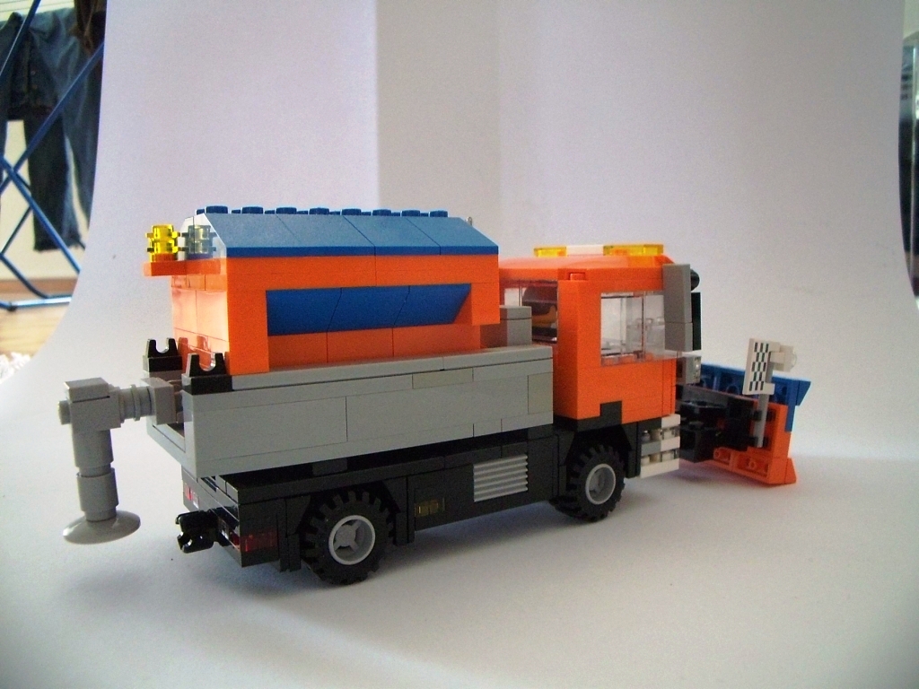 man_mit_schneepflug_und_salzer_4.jpg