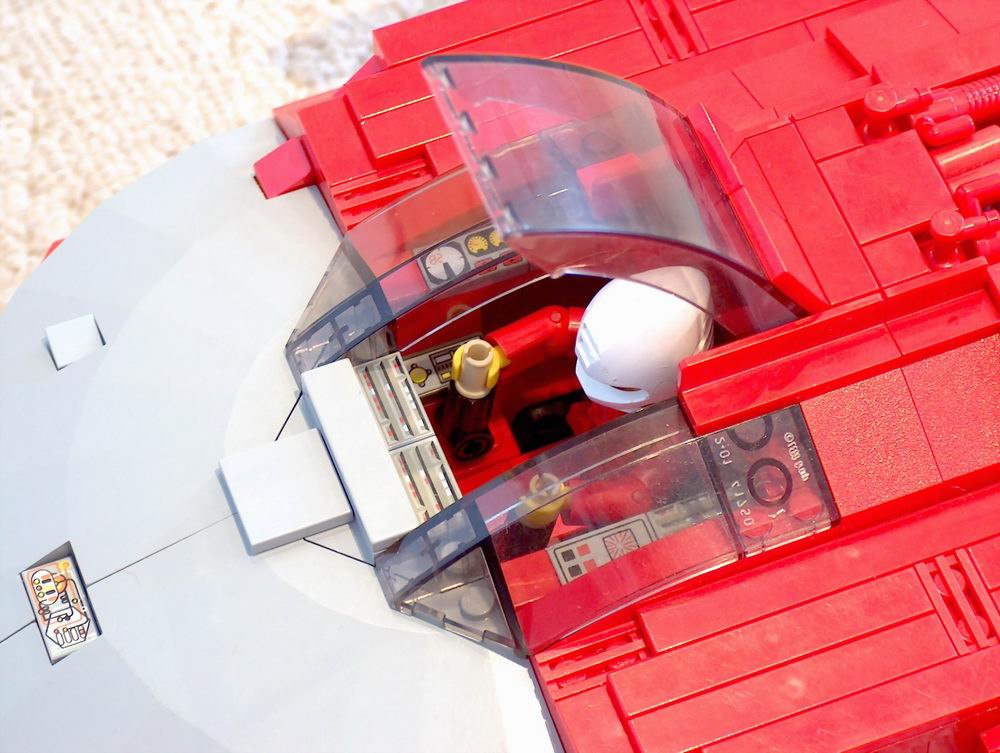 003_cockpit_with_technic_fig.jpg