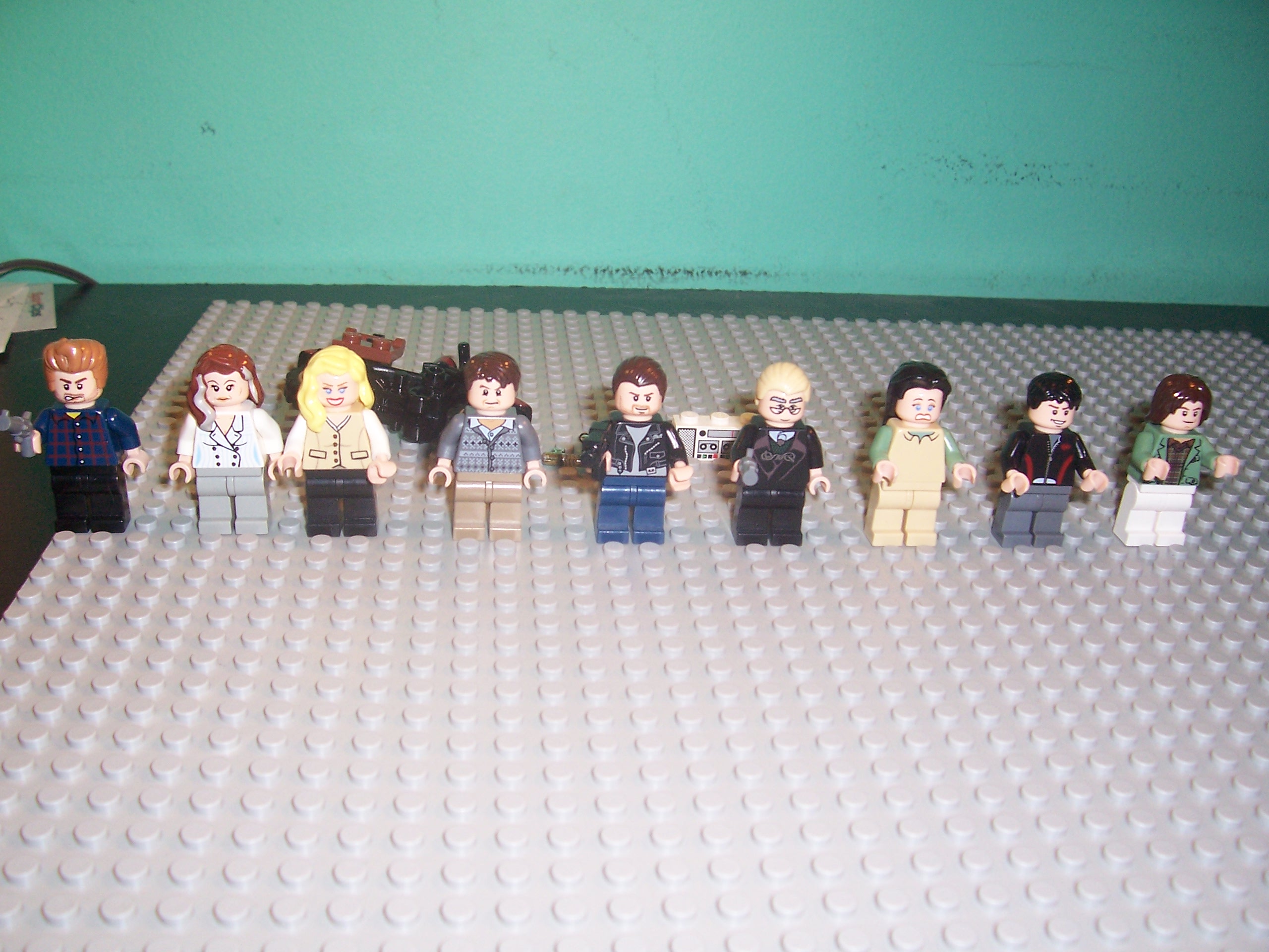 bates_motel_minifigures_veiw_1.jpg