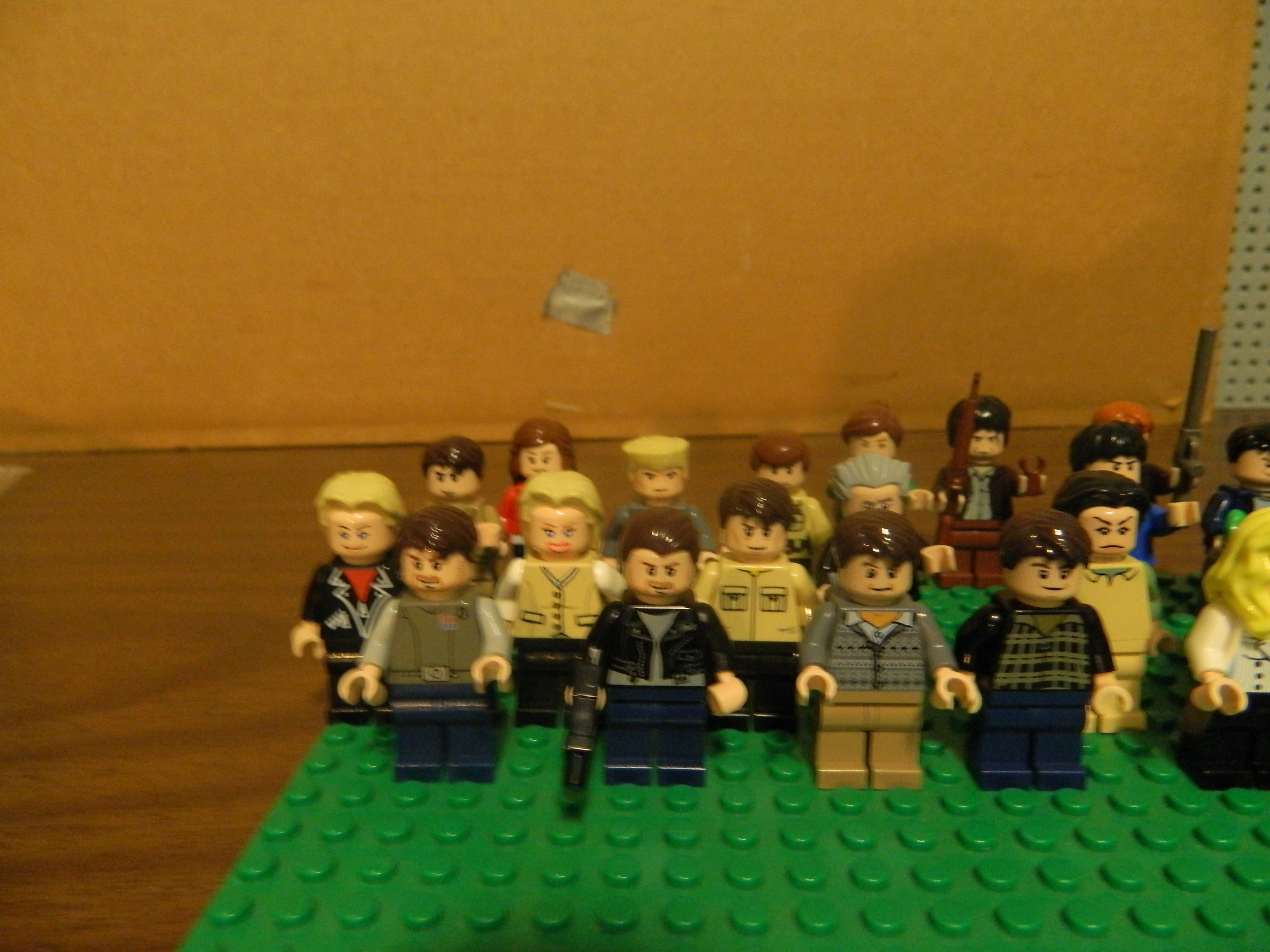 bates_motel_minifigures_veiw_1.jpg