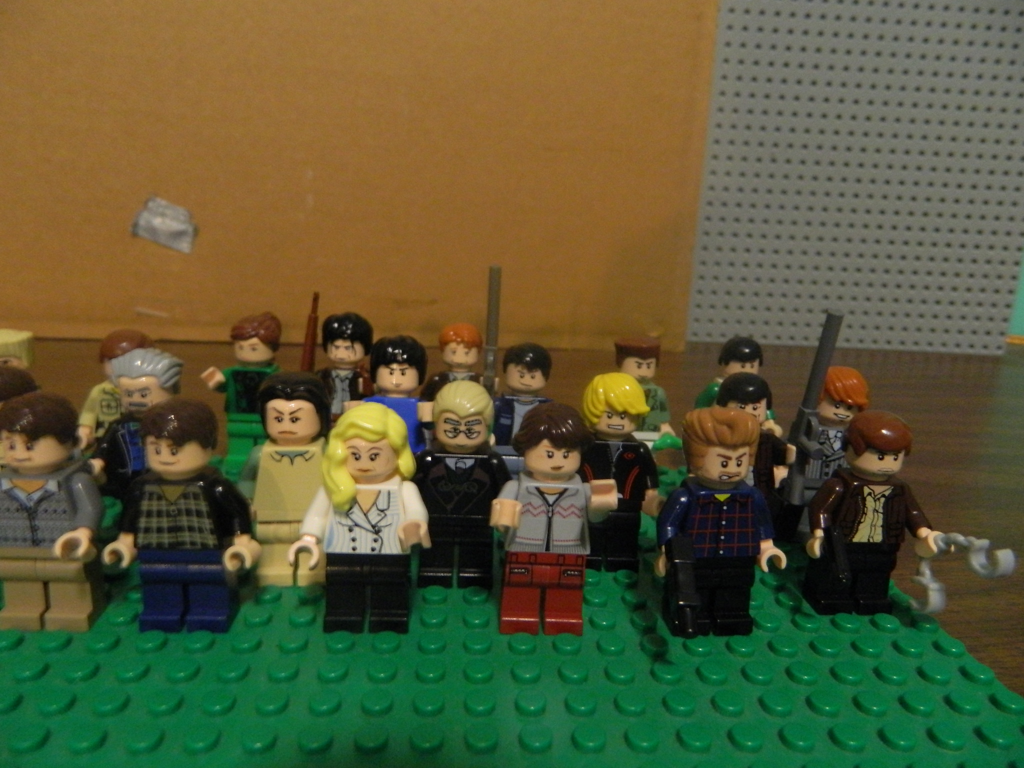 bates_motel_minifigures_veiw_2.jpg