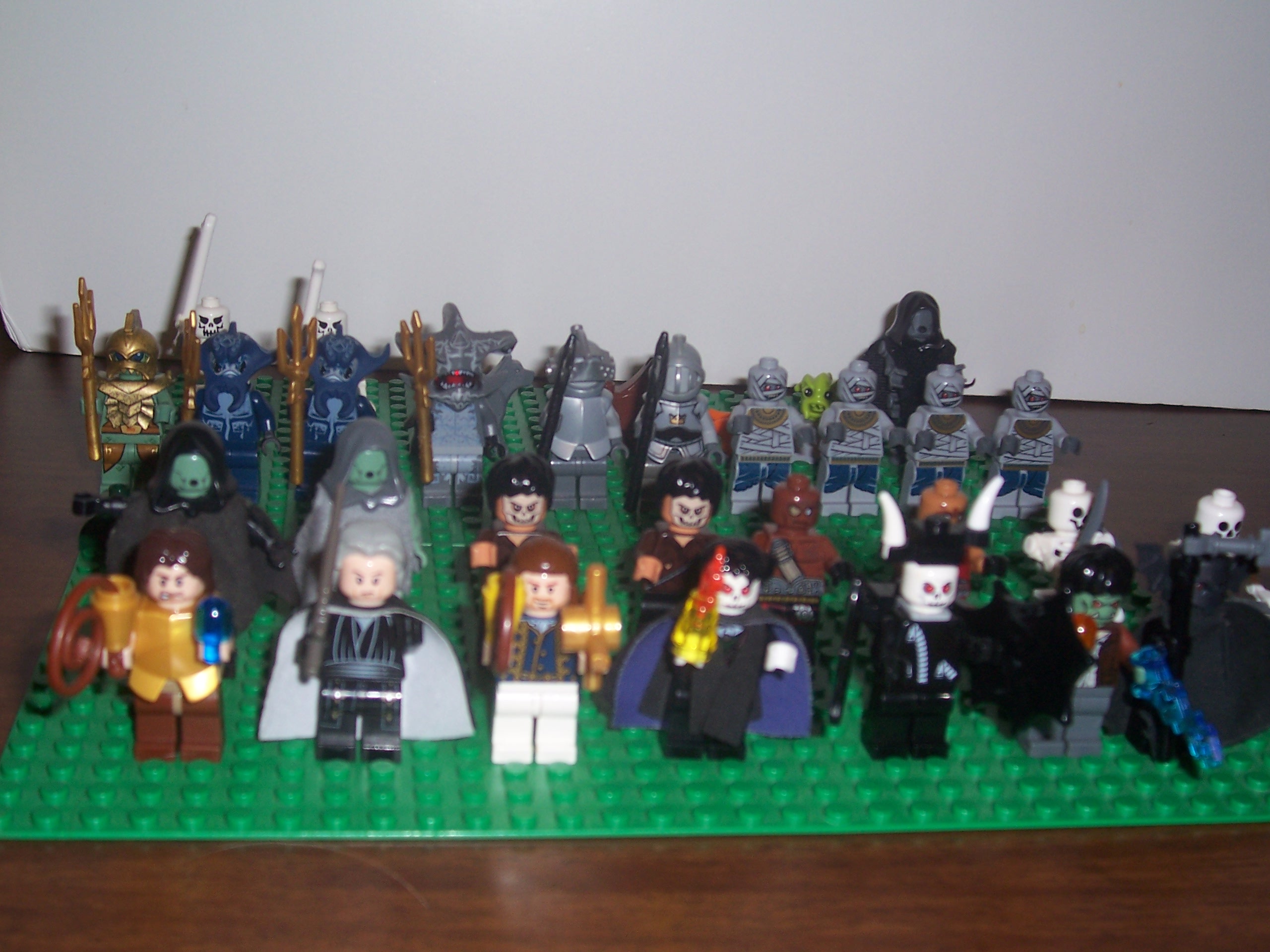 draculas_castle_minifigures.jpg