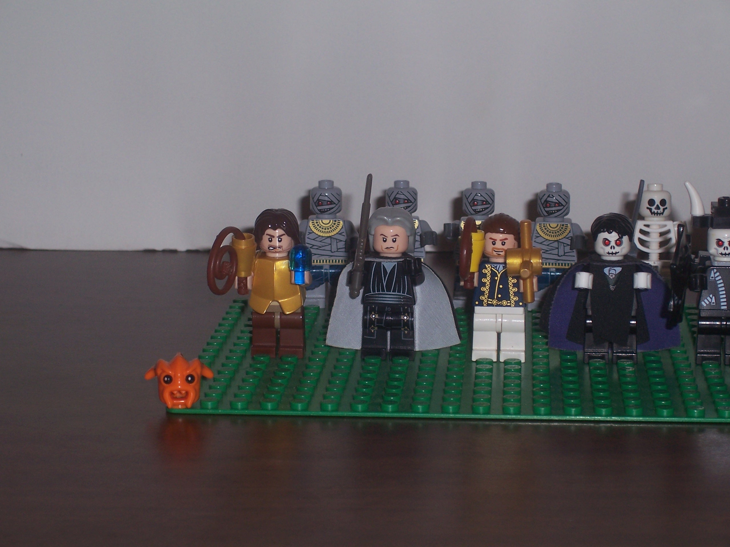 draculas_castle_minifigures_closeup_3.jpg