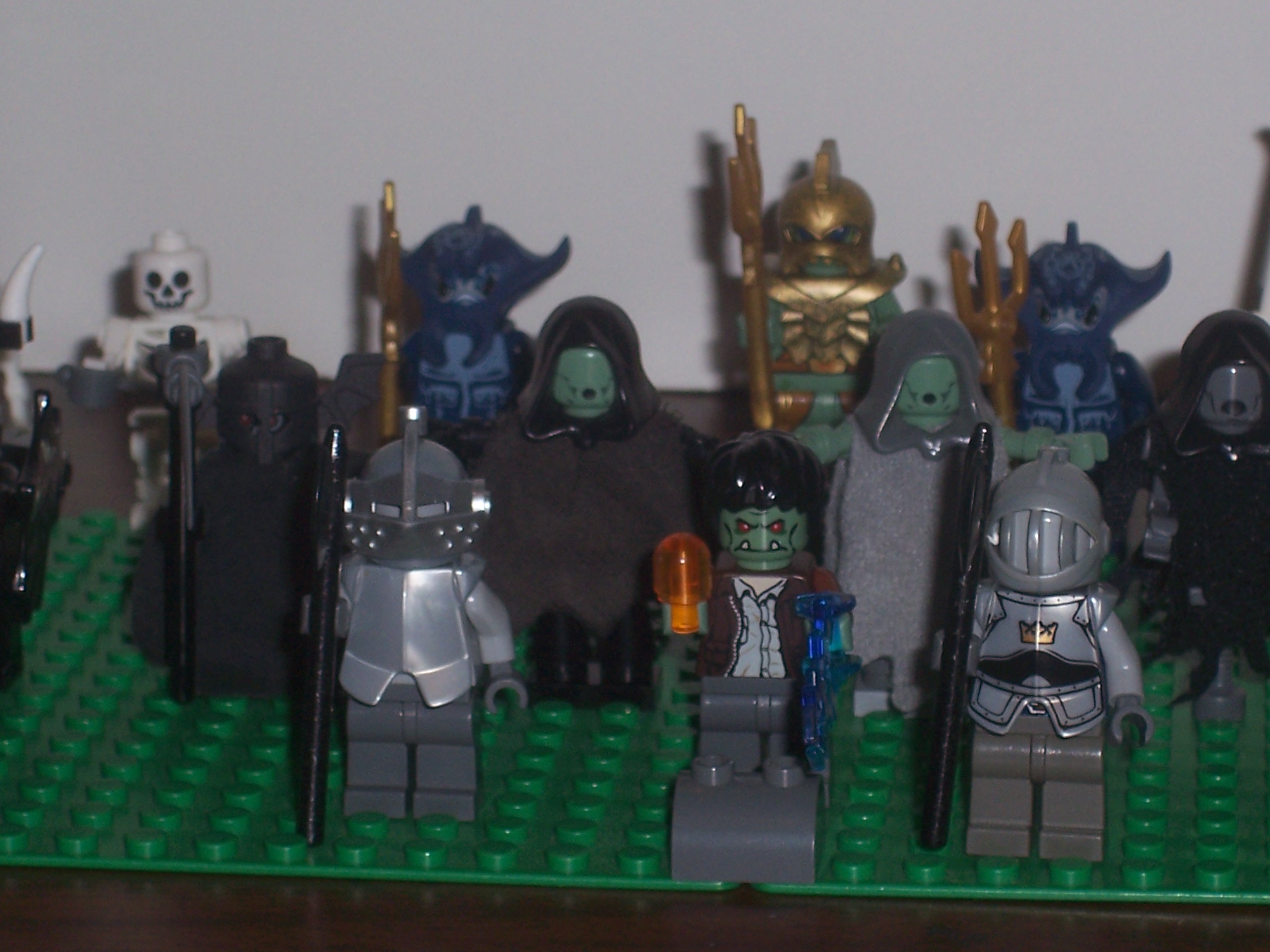 draculas_castle_minifigures_closeup_4.jpg