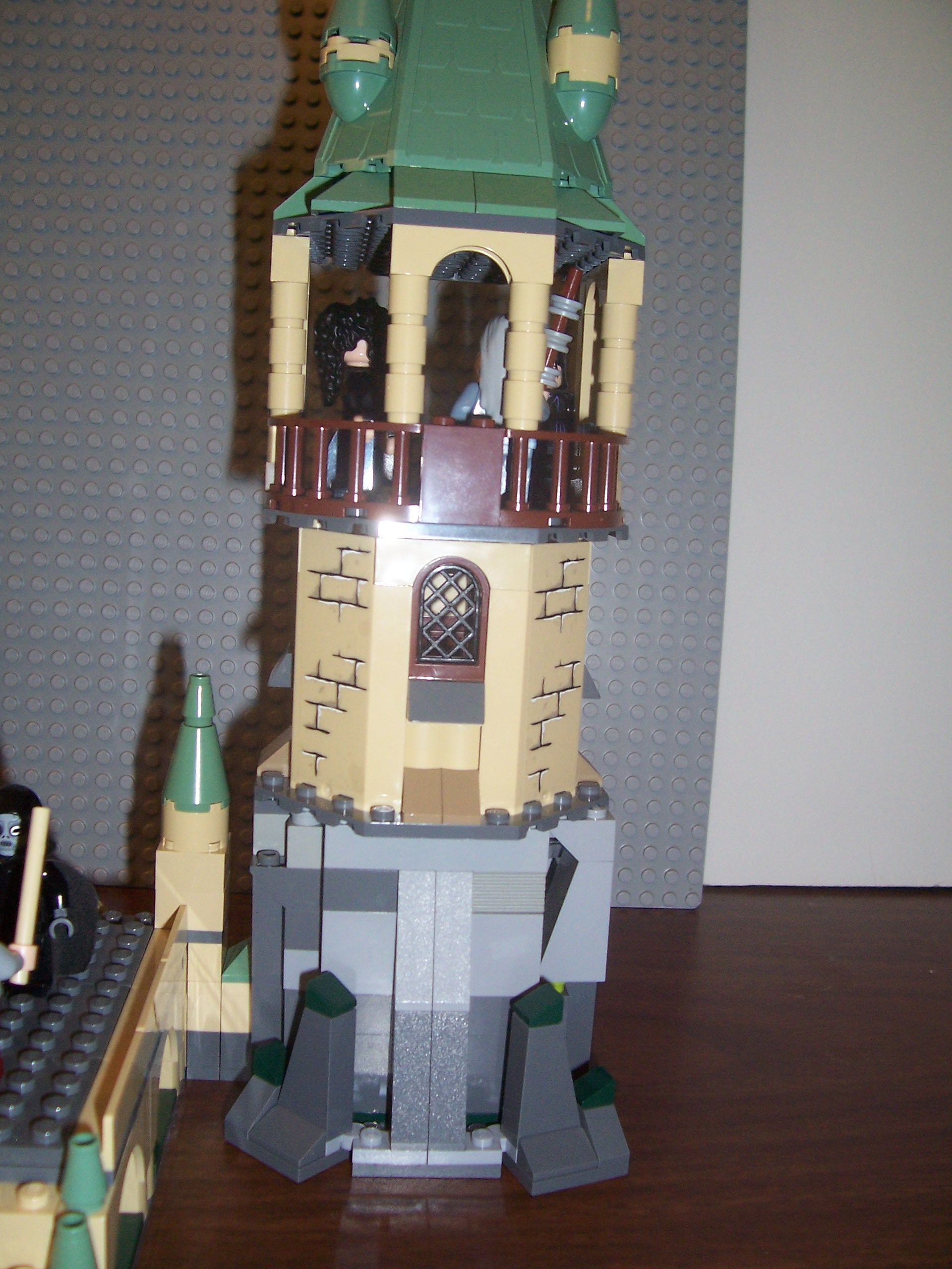 hogwarts_right_entance_tower_full_veiw.jpg