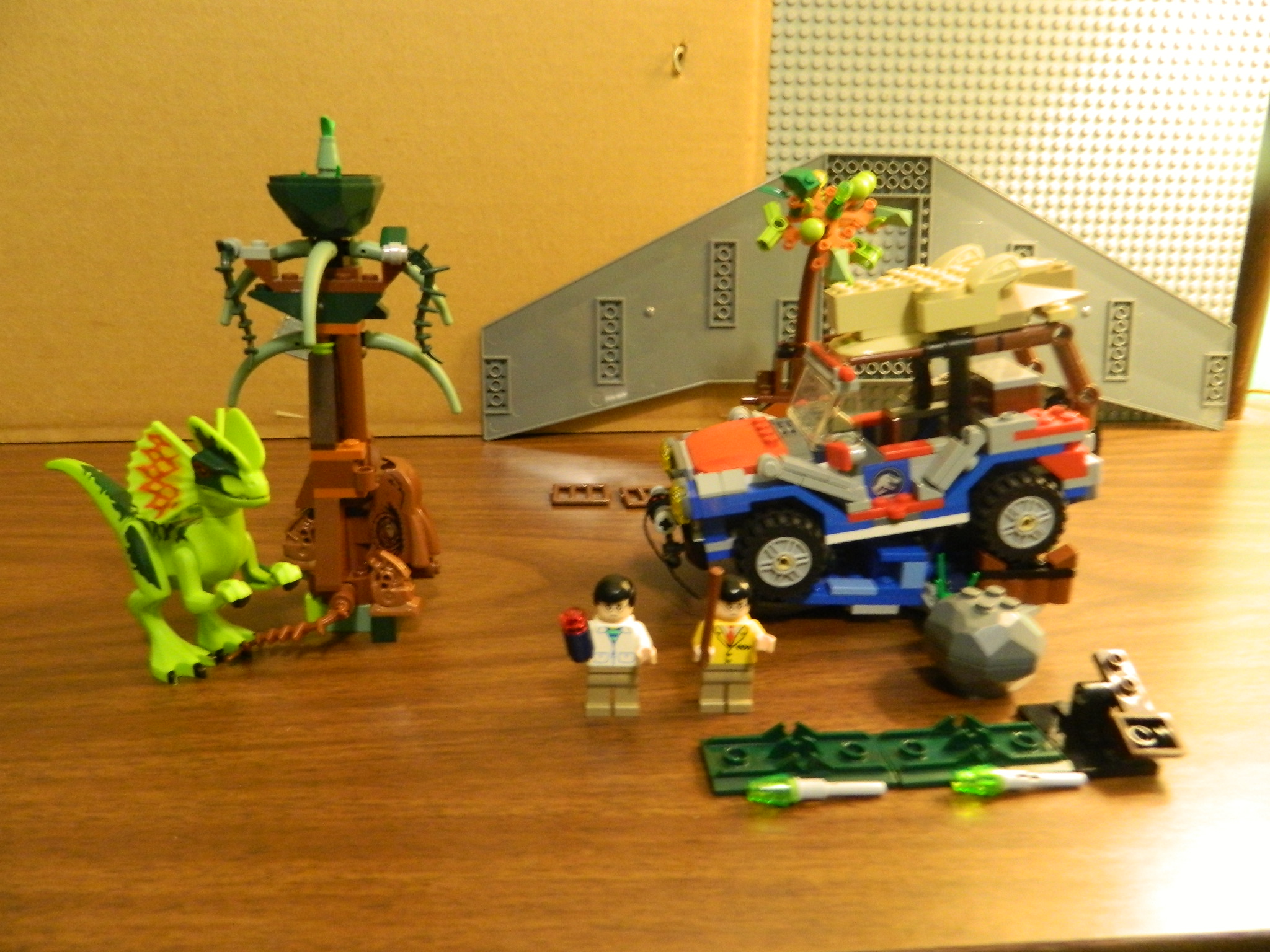 dennis_nedry_and_dilophosaurus_full_veiw_3.jpg