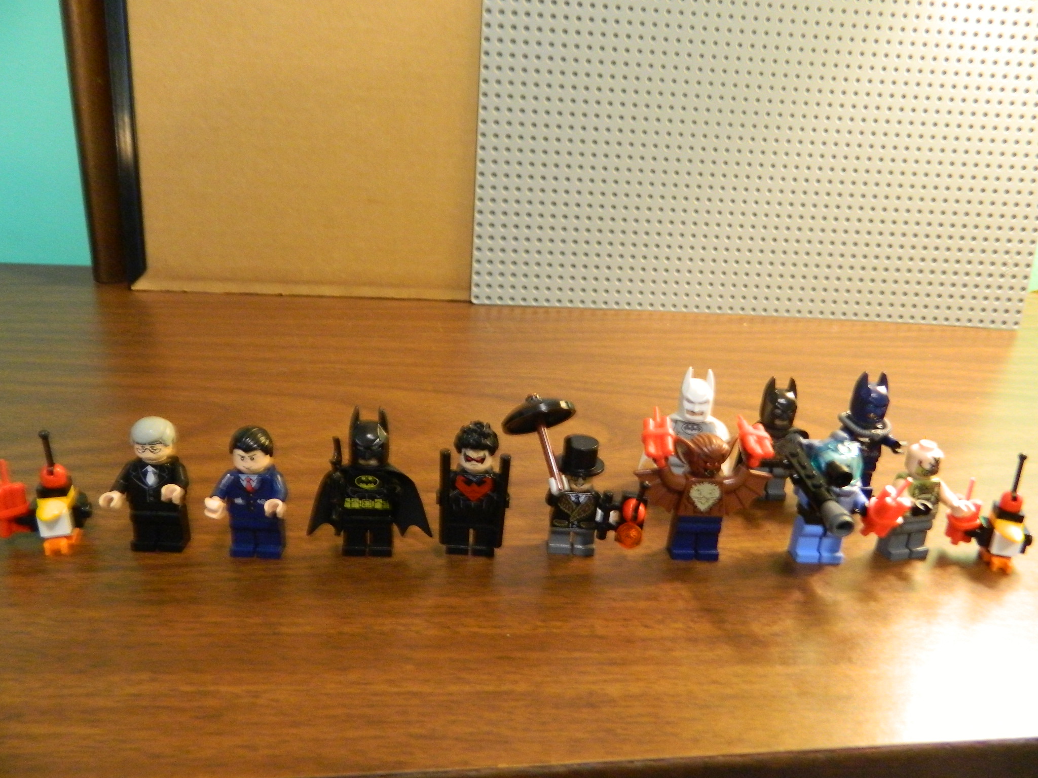 batcave_ambush_minifigures.jpg
