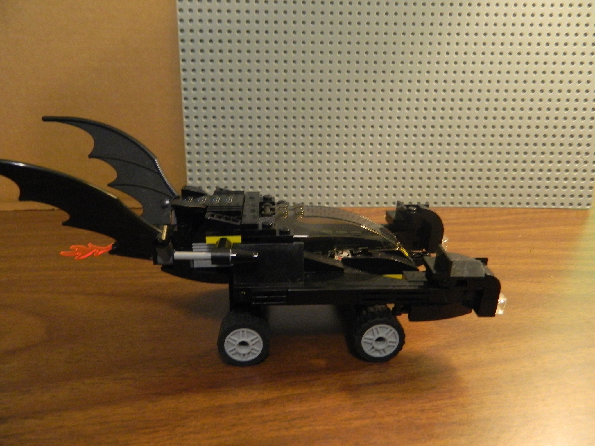batman_retuns_batmobile_side_veiw_2.jpg