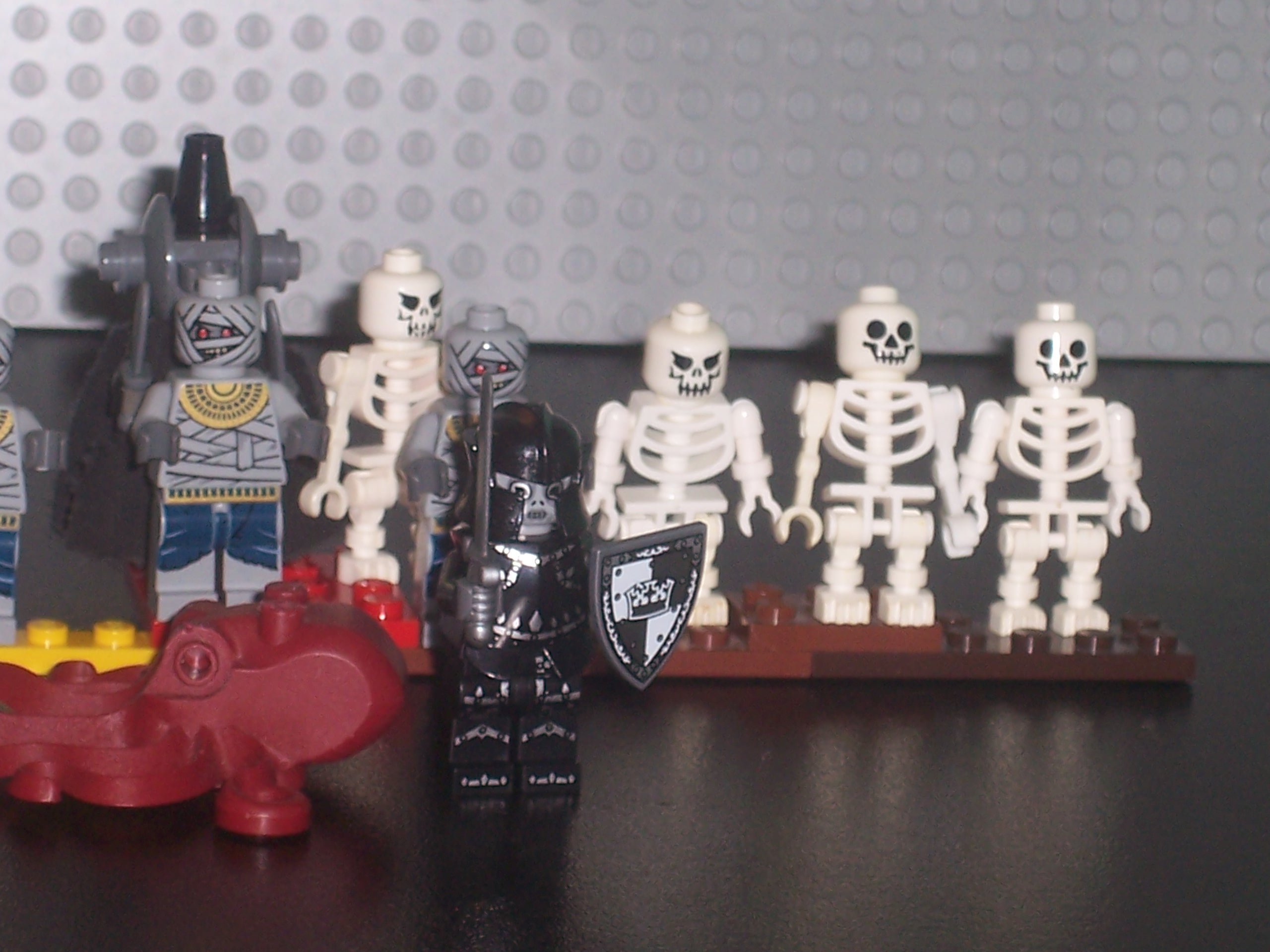 lakebed_temple_minifigures_closeup_veiw_3.jpg