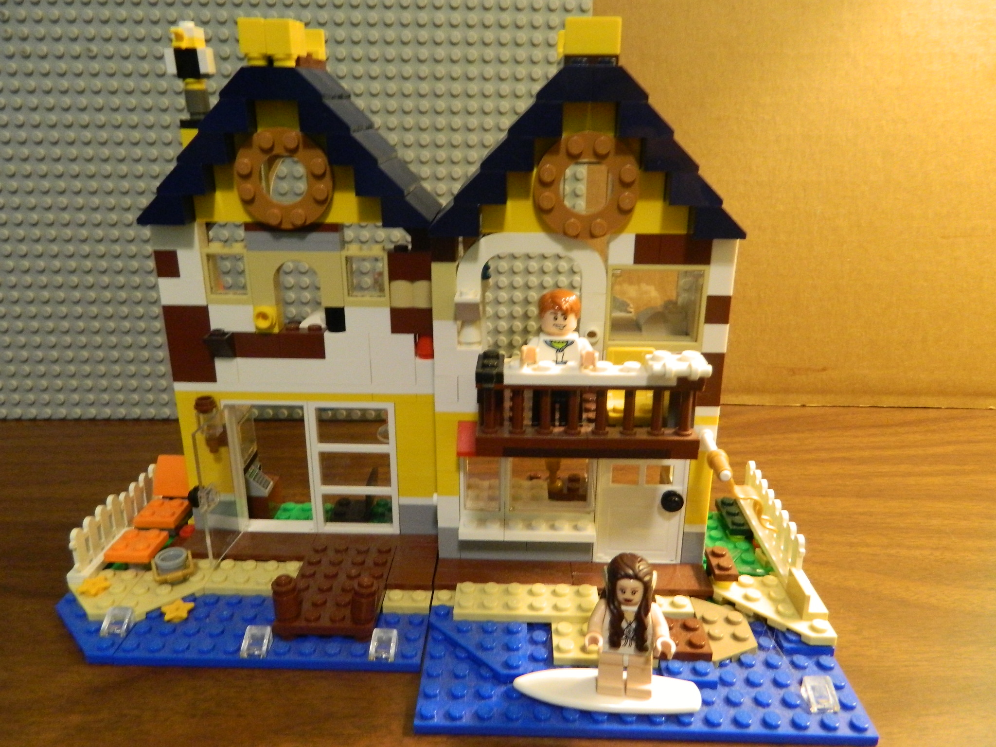 beach_house_with_minifgures.jpg