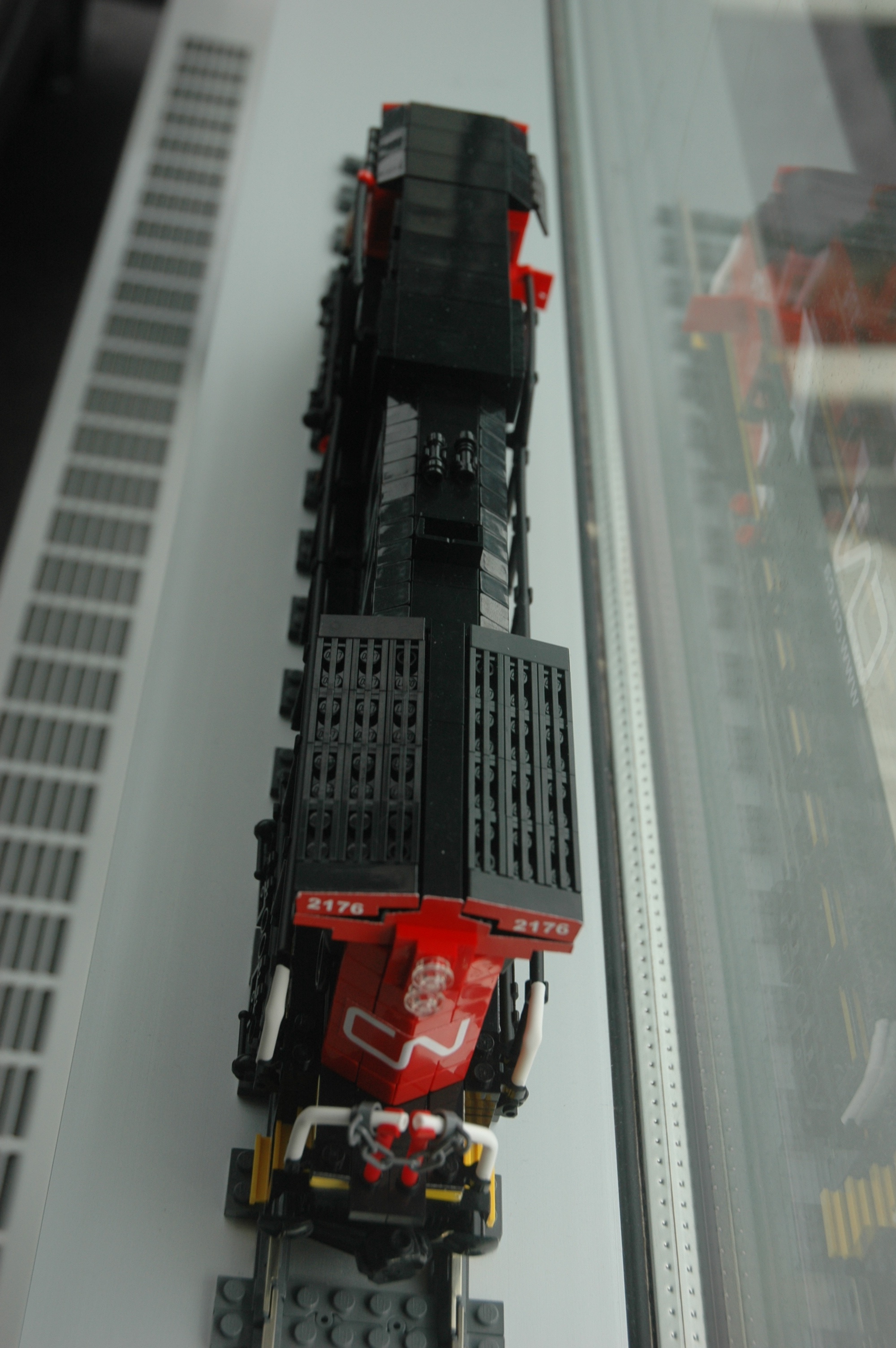 lego_cn_freight_engine_c40-8w_dash_8_rear2.jpg