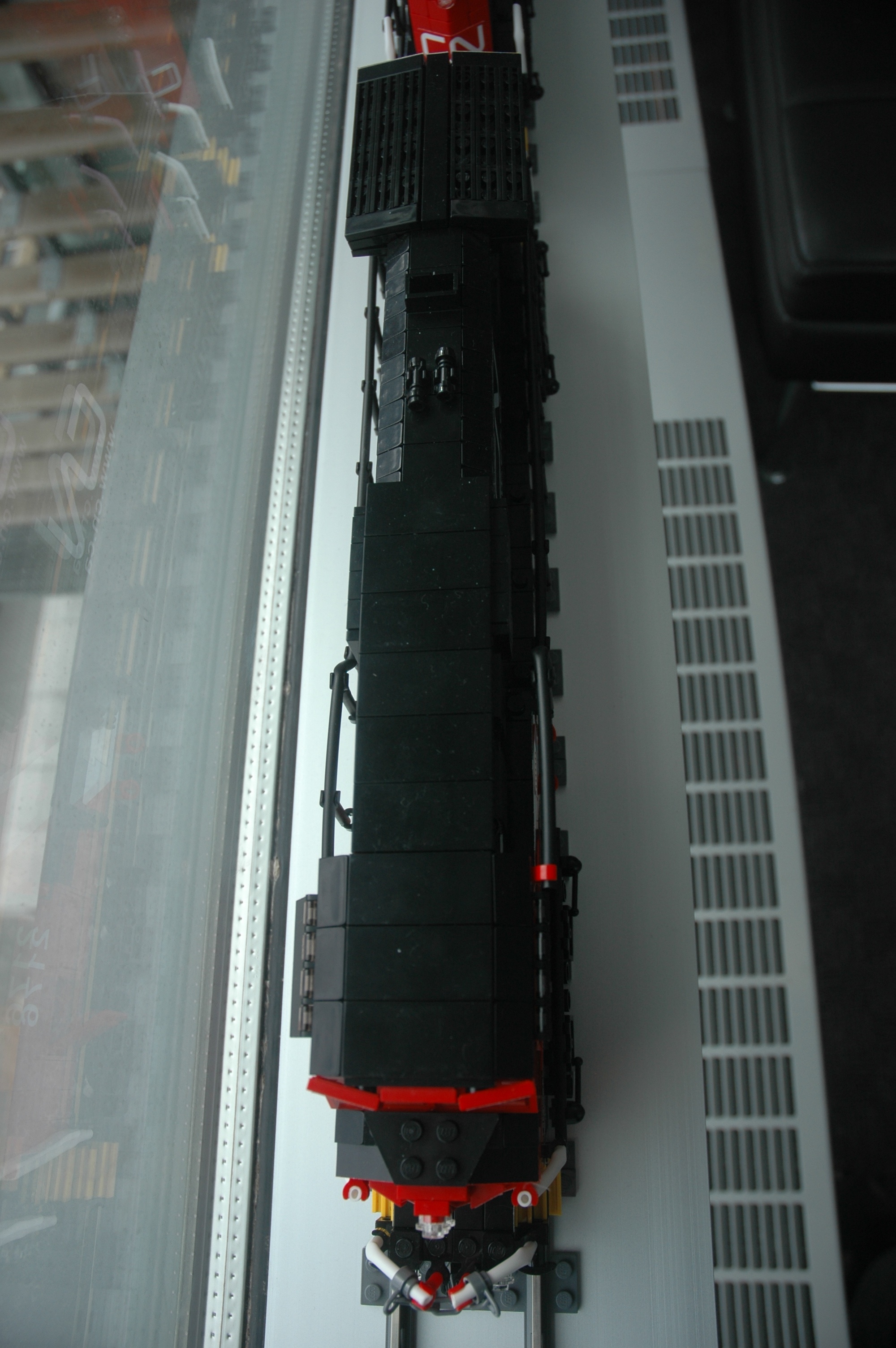 lego_cn_freight_engine_c40-8w_dash_8_top2.jpg