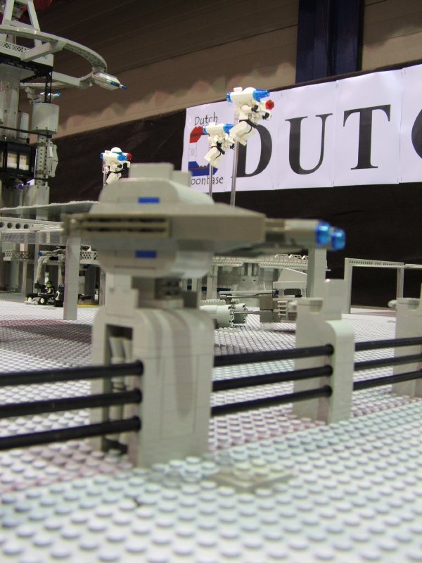 dscf2571dutchmoonbase_lw2006.jpg