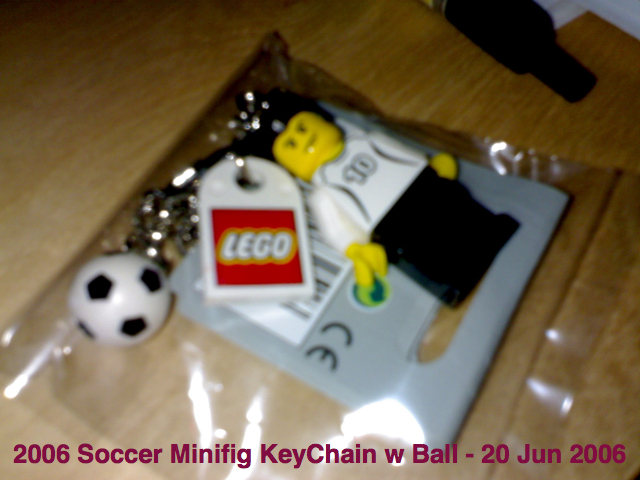 soccerminifigkeychain20jun06.jpg