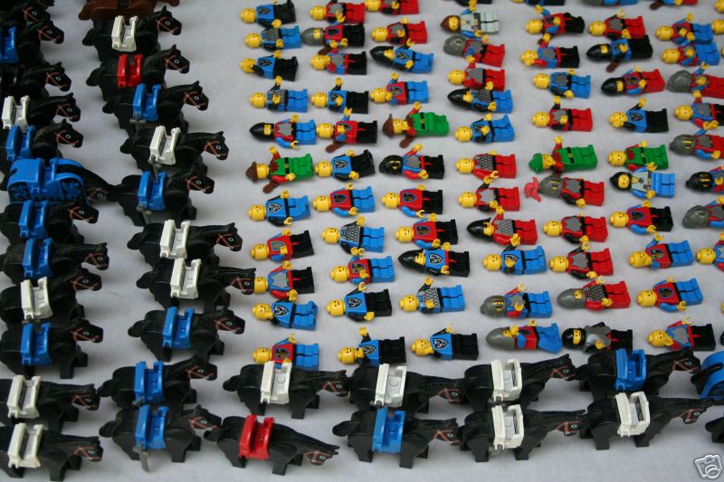 close-up-minifigs-and-horses.jpg