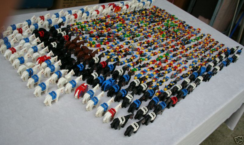more-minifigs-and-horses.jpg