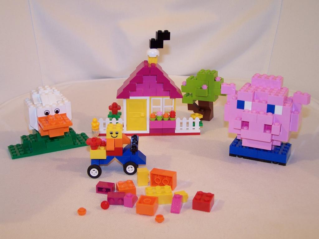 5585-moc-mr-pig-and-company-01.jpg