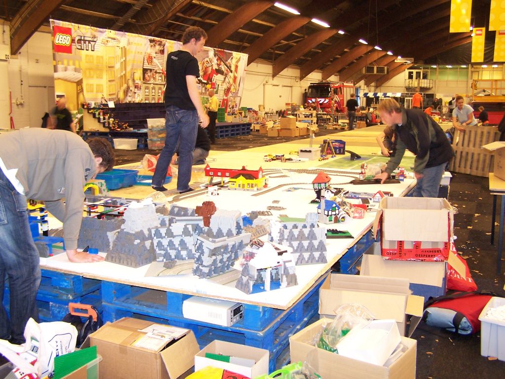 lego-world-2007-setting_up-001.jpg