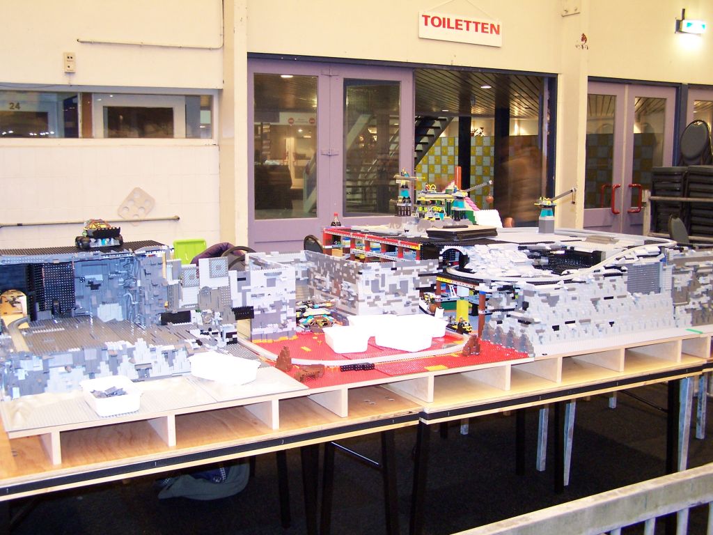 lego-world-2007-setting_up-013.jpg