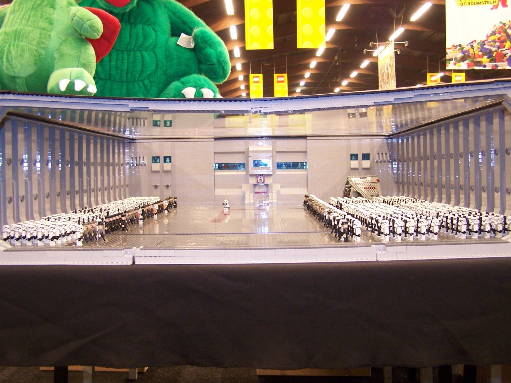 lego-world-2007-setting_up-016.jpg
