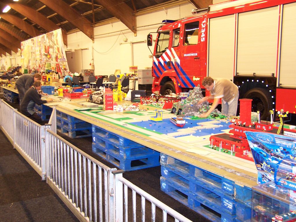 lego-world-2007-setting_up-019.jpg