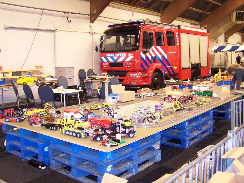 lego-world-2007-setting_up-020.jpg
