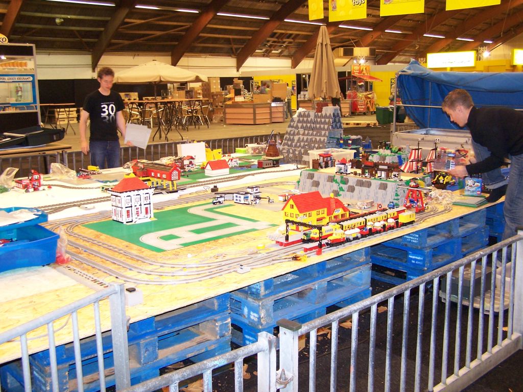 lego-world-2007-setting_up-028.jpg