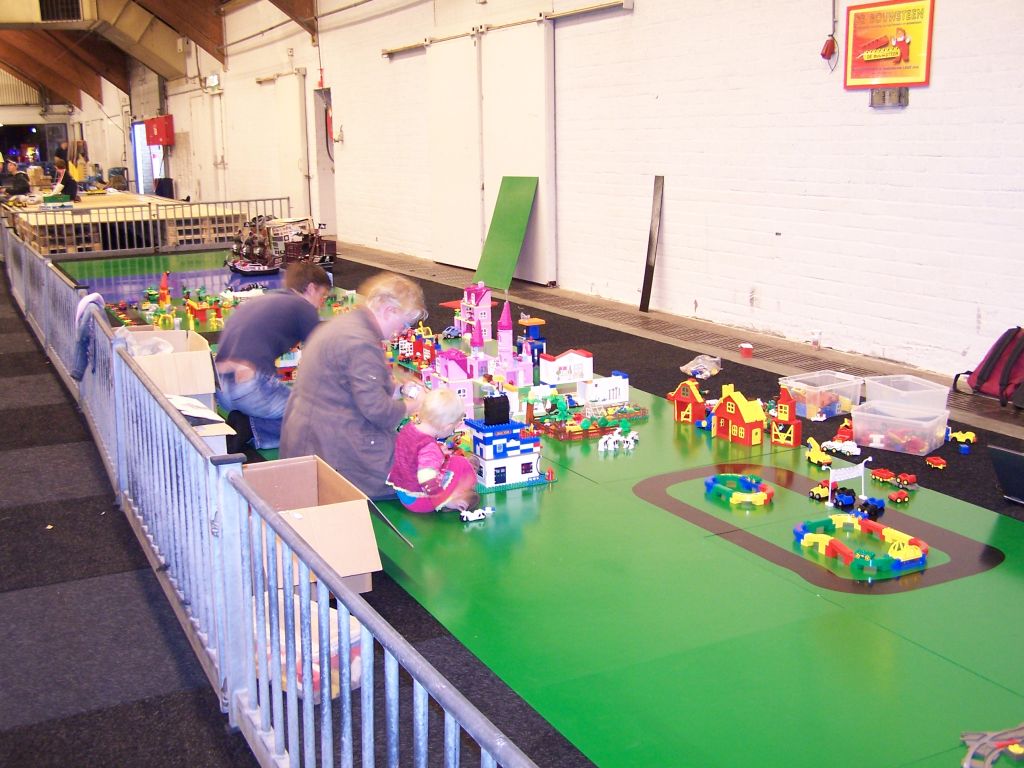 lego-world-2007-setting_up-030.jpg