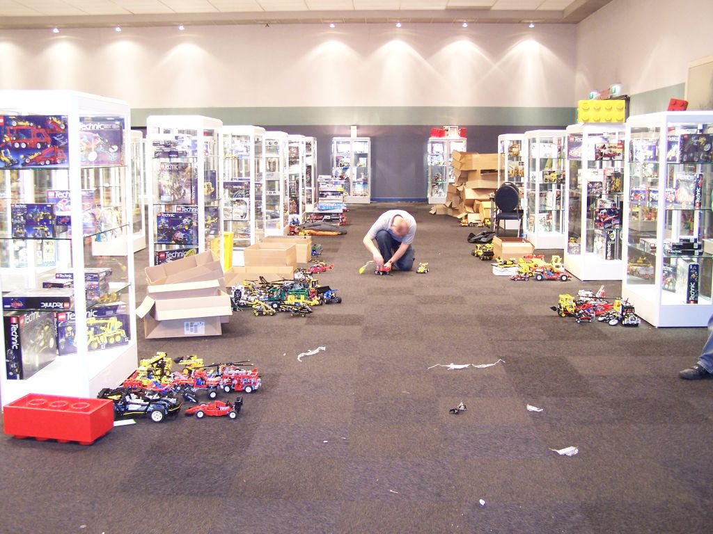 lego-world-2007-setting_up-045.jpg