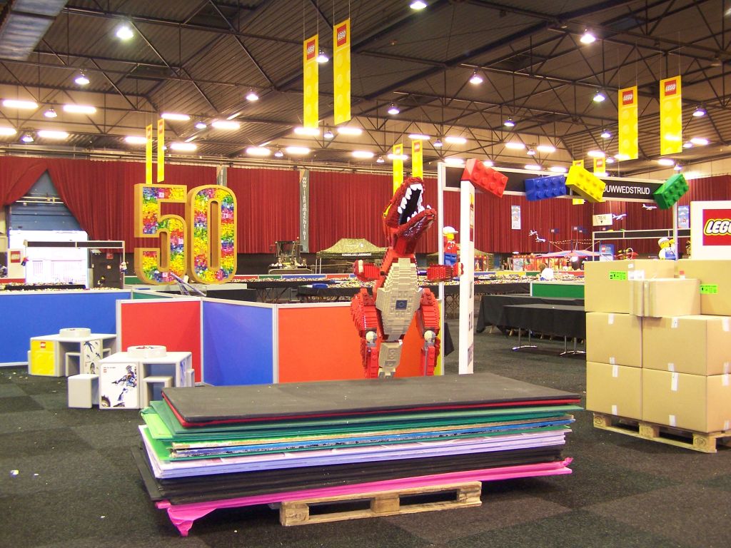 lego-world-2007-setting_up-048.jpg