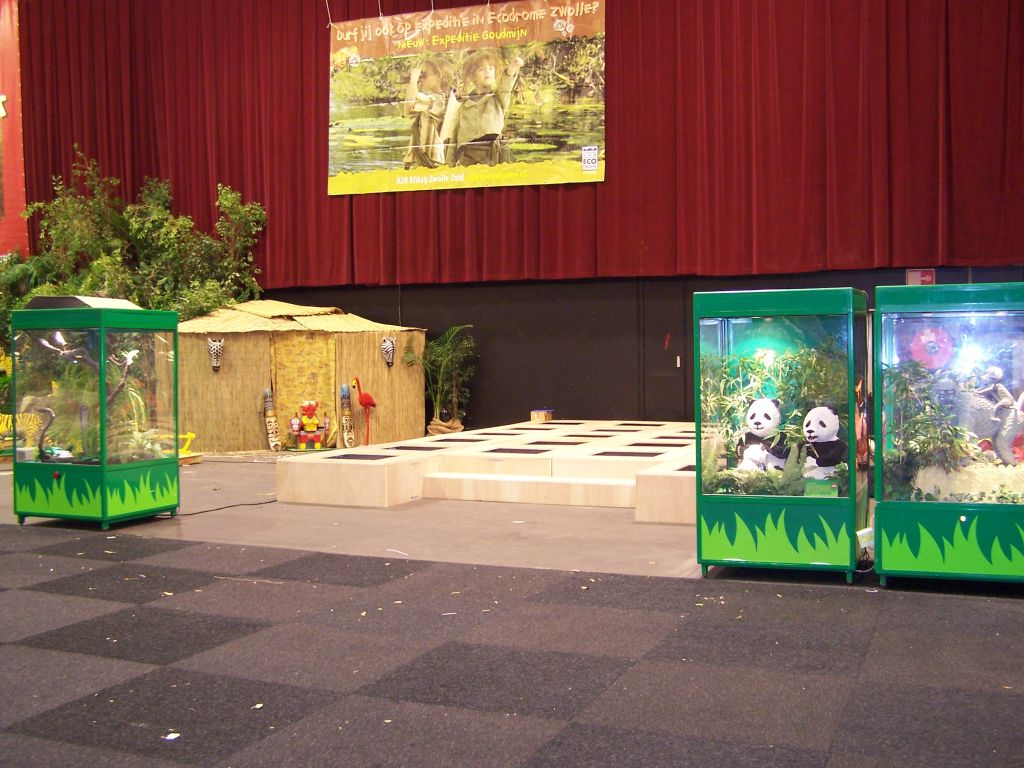 lego-world-2007-setting_up-049.jpg