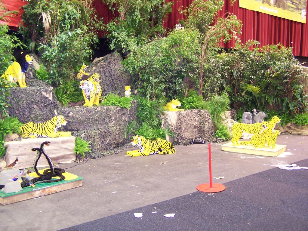 lego-world-2007-setting_up-053.jpg