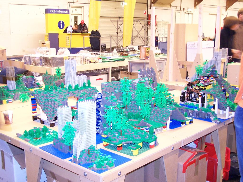 lego-world-2007-setting_up-079.jpg
