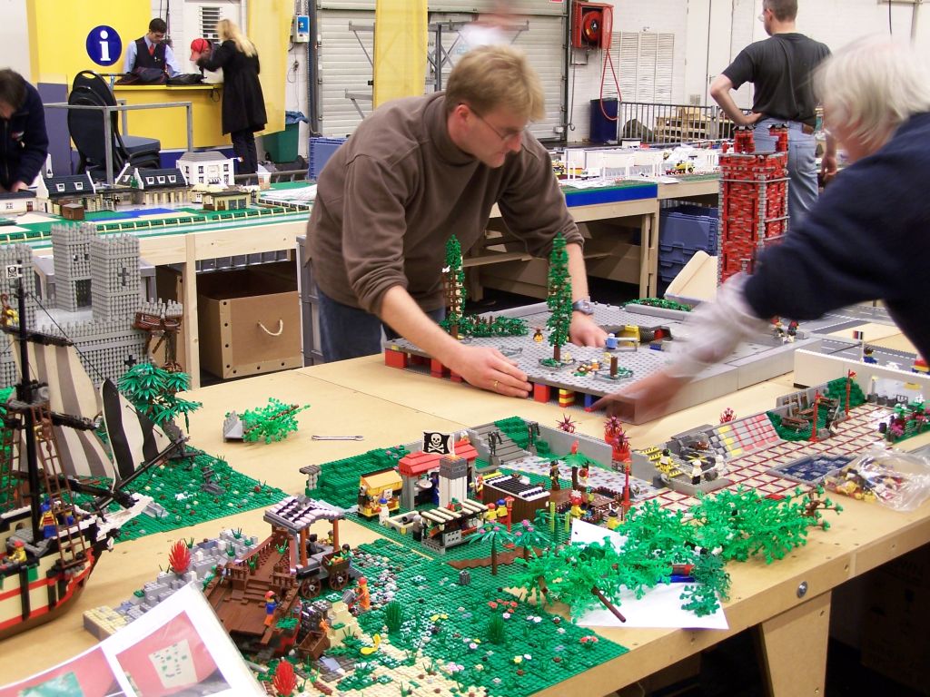 lego-world-2007-setting_up-080.jpg