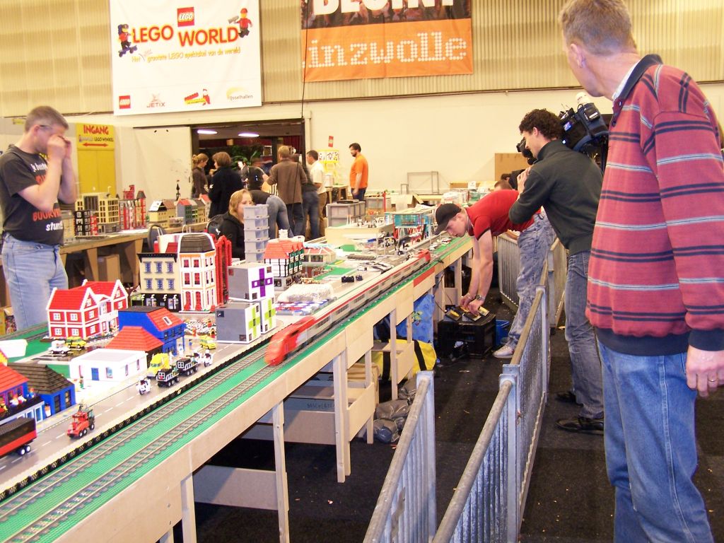 lego-world-2007-setting_up-096.jpg
