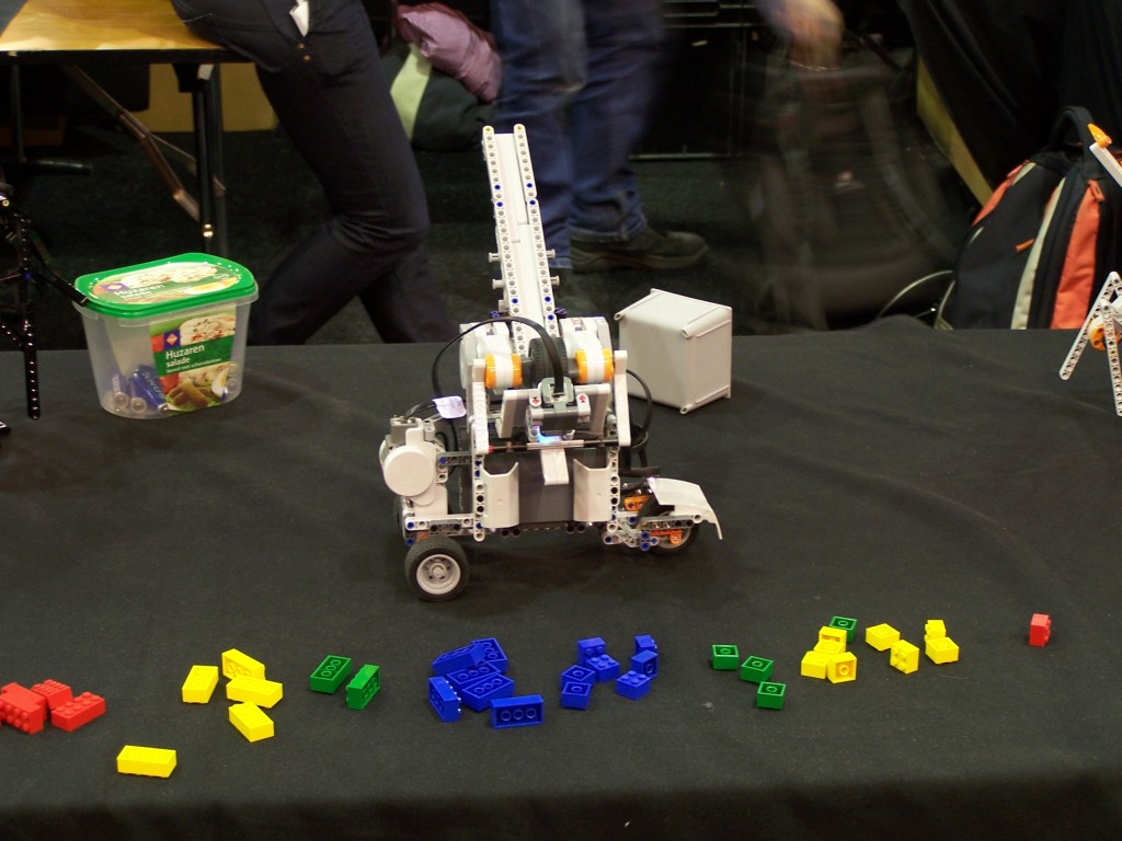 lego-world-2009-372-moc-nxt.jpg