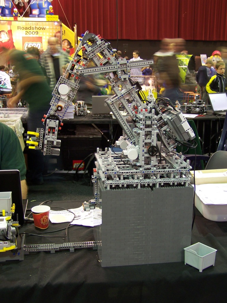 lego-world-2009-376-moc-nxt.jpg