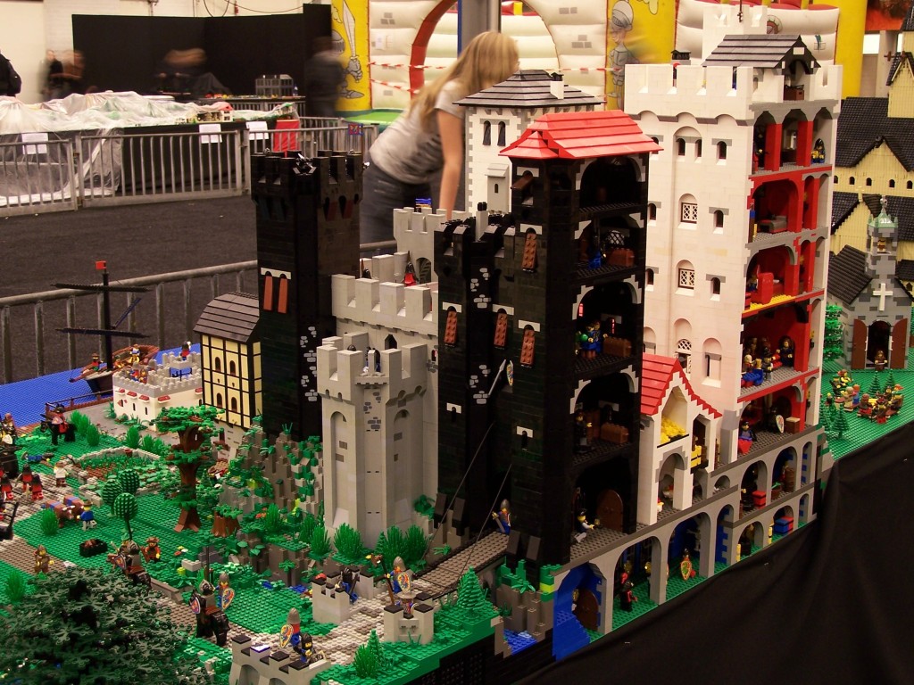 lego-world-2009-317-moc-castle.jpg
